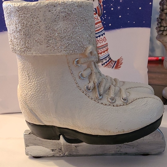 SOLD ⭐HOST PICK⭐ BNWT Skates Holiday Ornament - Picture 5 of 10